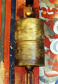 Draaiend gebedswiel (Bumthang vallei)